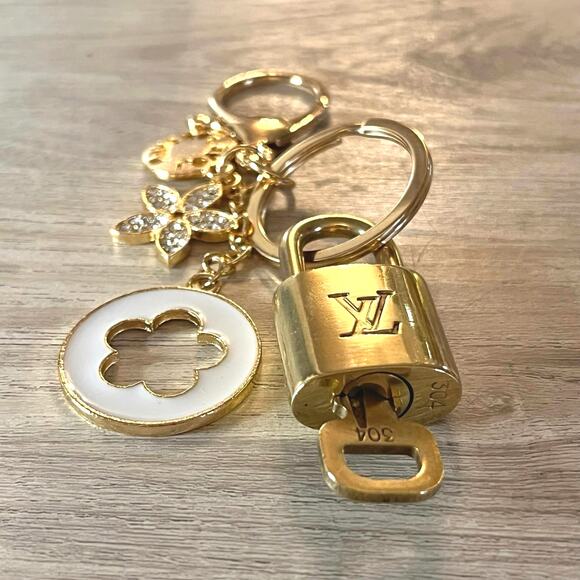 Louis Vuitton Gold Brass Lock and Key Set # 304 with a Flower Love Keychain - Picture 2 of 4